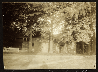 805389 Gezicht op de stalgebouwen behorend bij het huis Klein Drakenstein (Kloosterlaan 4) te Baarn.